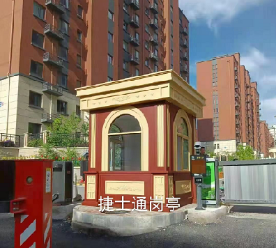 前方什么這么晃眼？哎呦，竟然是新型亮眼的保安亭