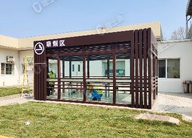 捷士通設(shè)計(jì)和生產(chǎn)的吸煙亭適用于工廠內(nèi)部，為員工提供一個(gè)方便的吸煙場(chǎng)所